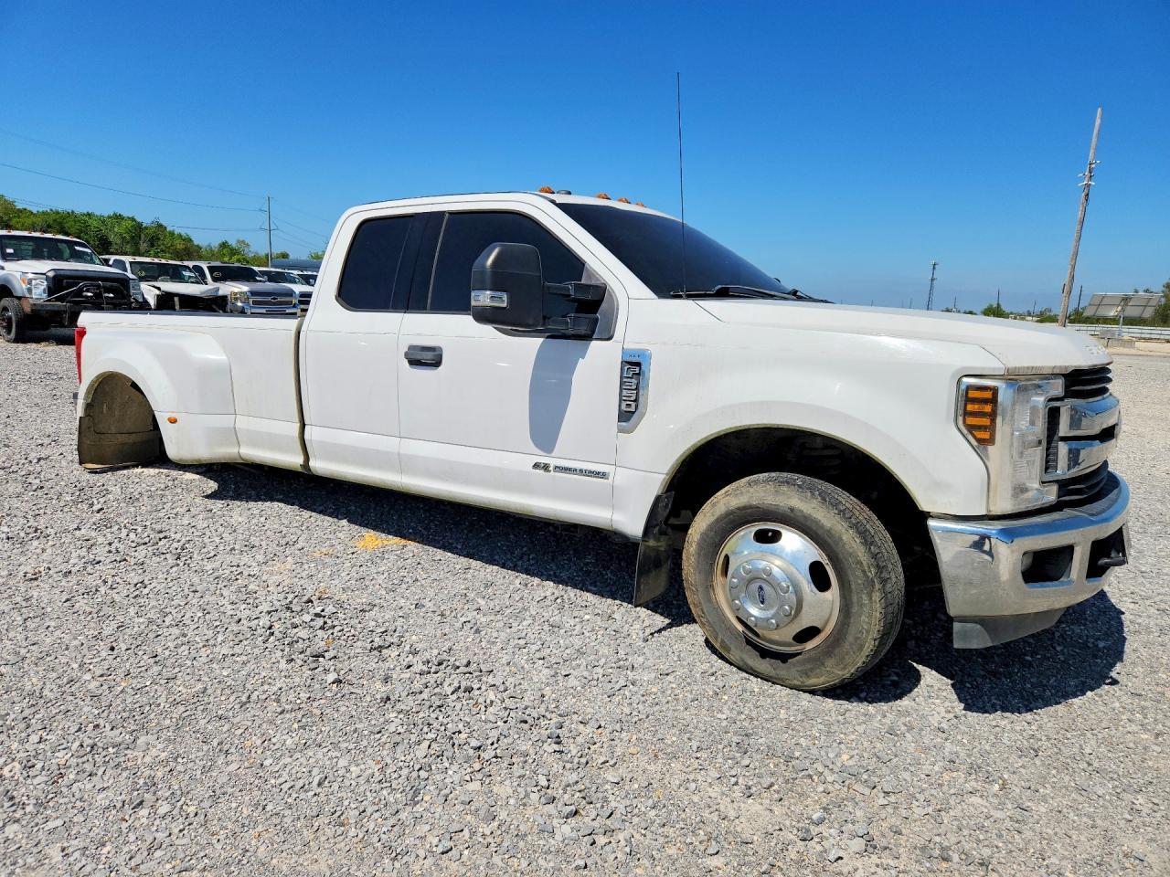 2019 Ford F350 Xlt Drw 6.7L V8 Tdsl Ext Cab - Image 4
