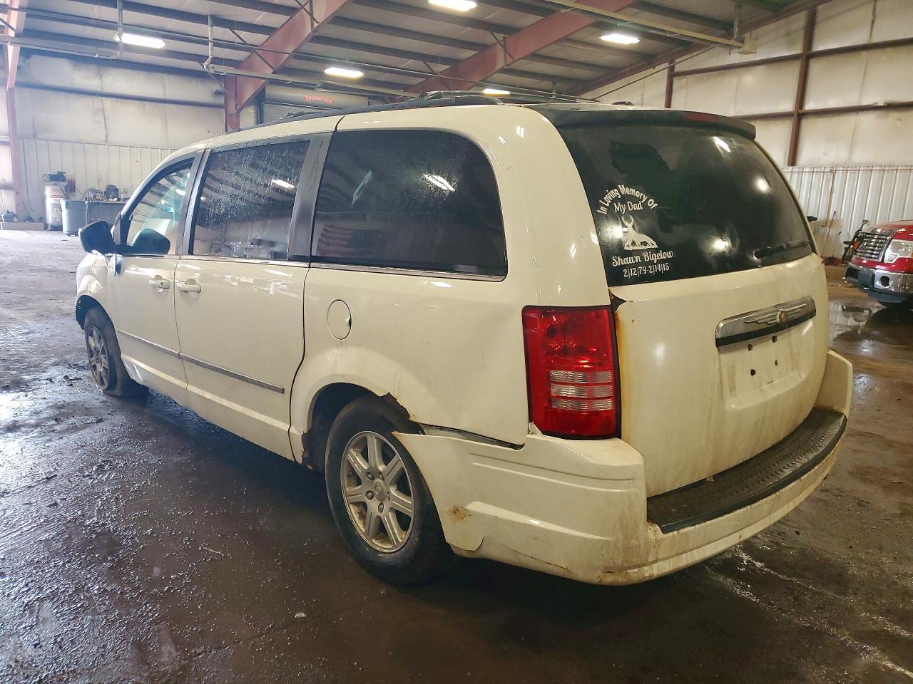 2010 Chrysler Town & Country Touring - Фото 2