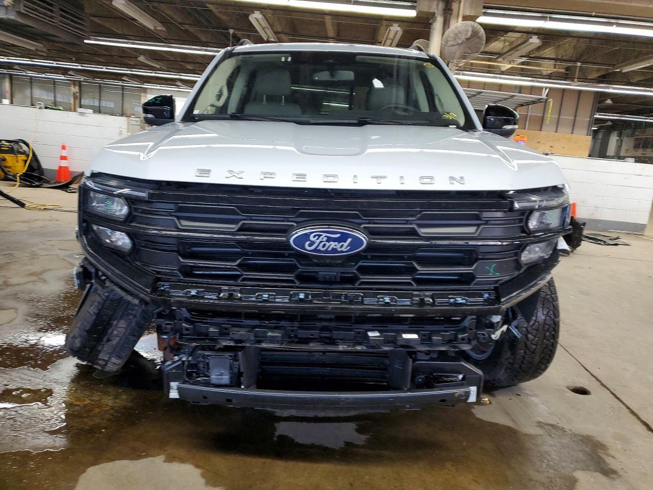 2025 Ford Expedition Active - Image 5