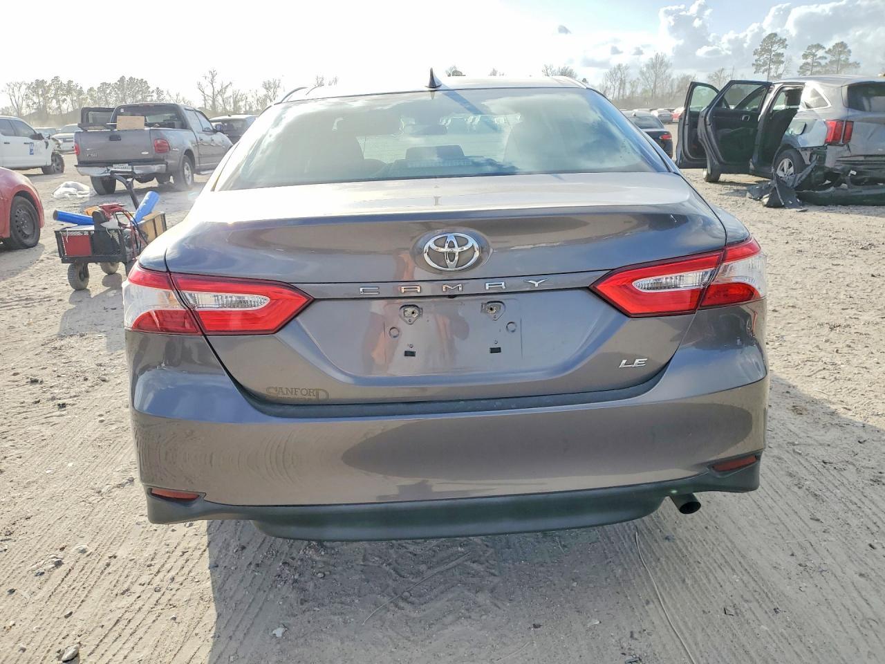 2020 Toyota Camry Le - Фото 6