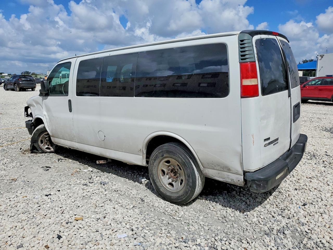2011 Chevrolet Express G2500 Ls - Image 2