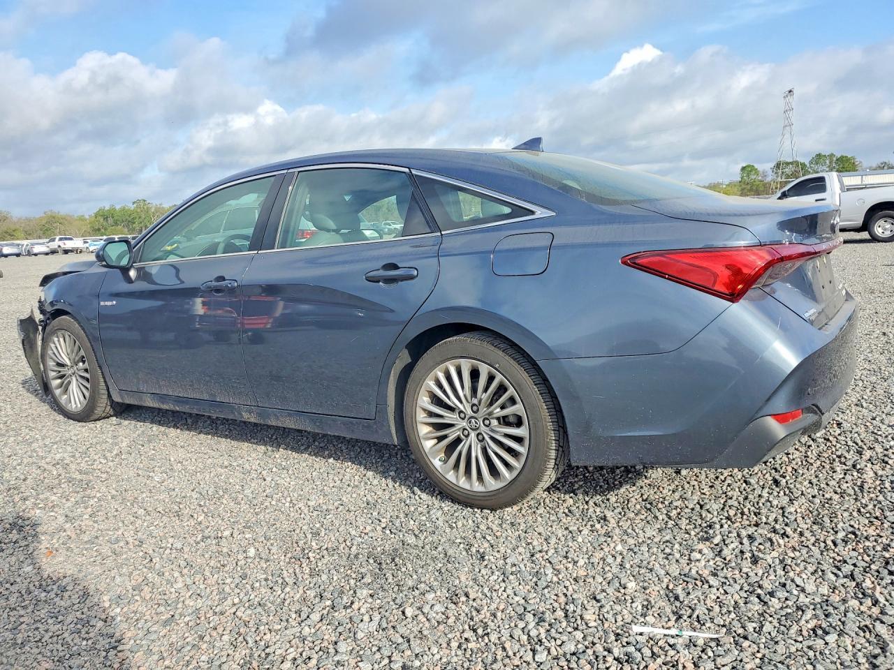 2019 Toyota Avalon Hybrid Limited - Image 2