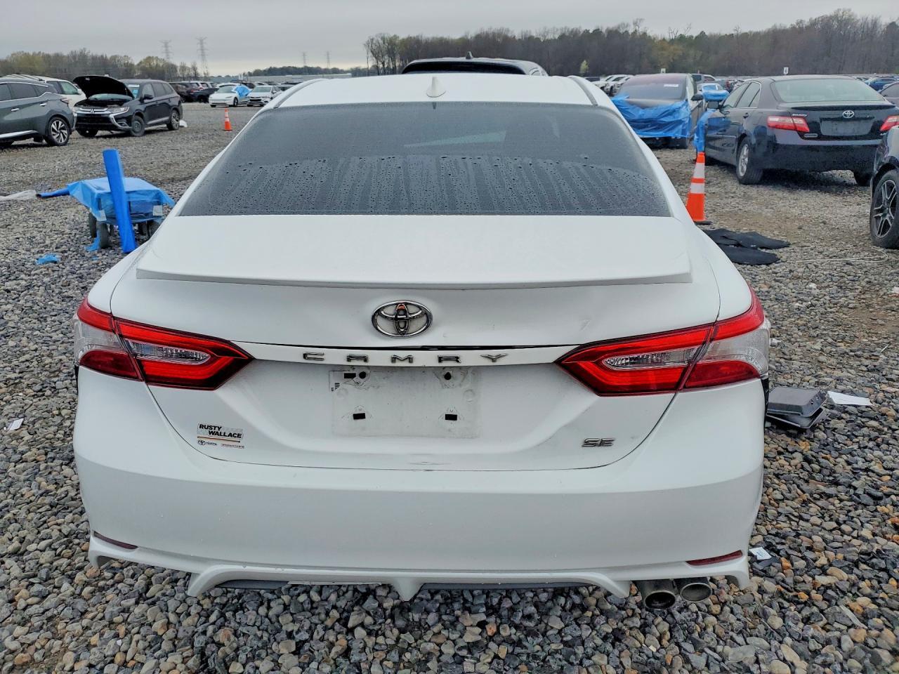 2020 Toyota Camry Se - Фото 6
