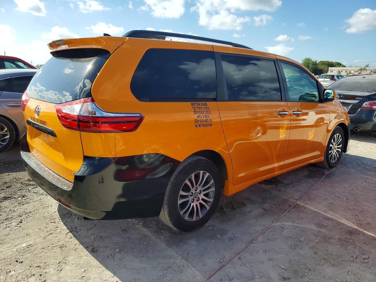 2019 Toyota Sienna Xle 8-Passenger - Image 3