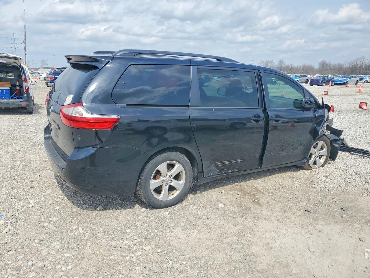 2015 Toyota Sienna Le 8-Passenger - Фото 3