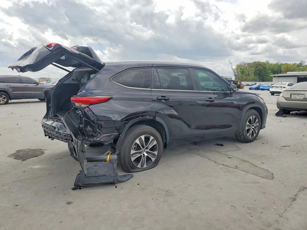 2023 Toyota Highlander Xle - Image 3