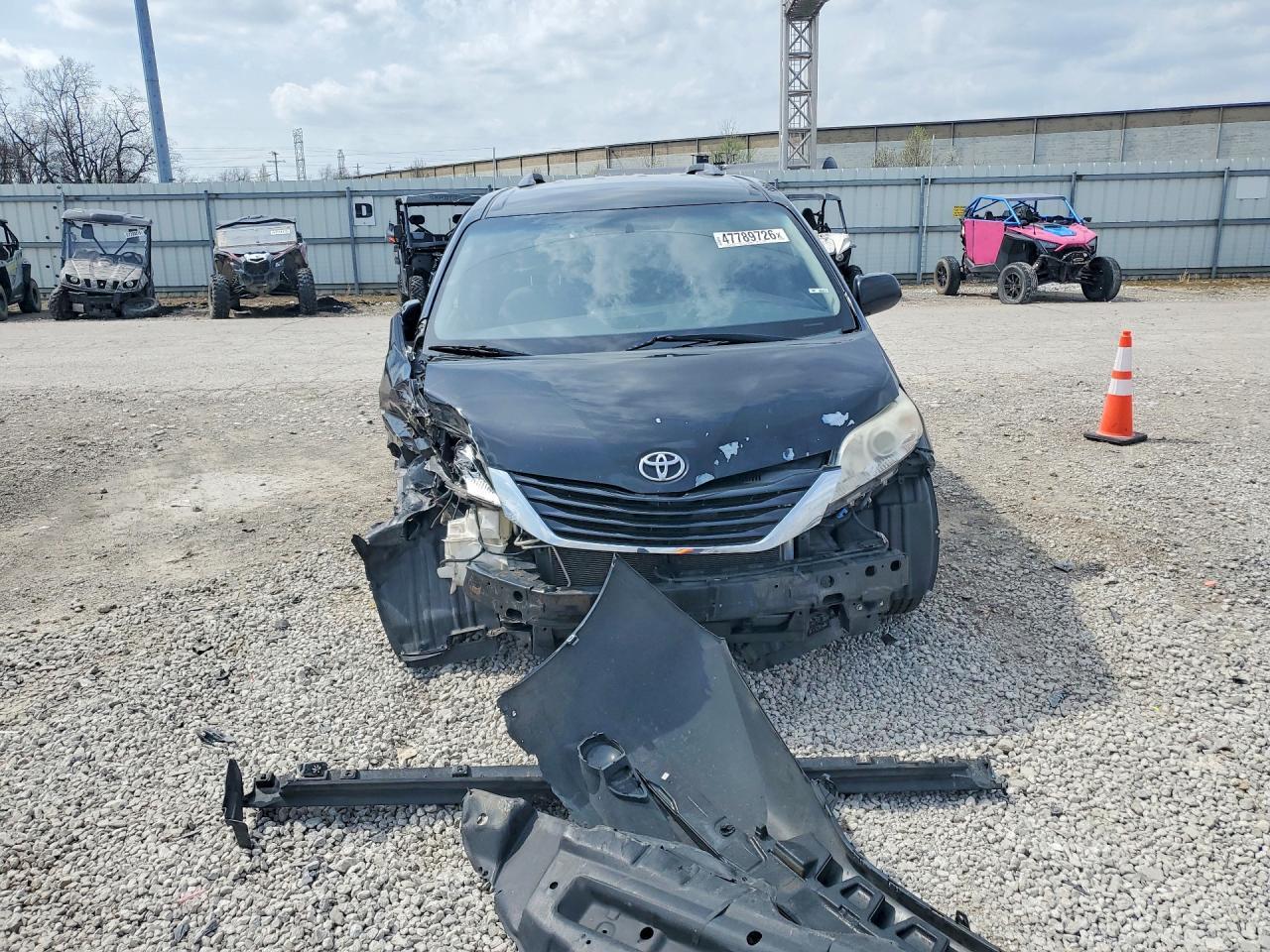2015 Toyota Sienna Le 8-Passenger - Фото 5