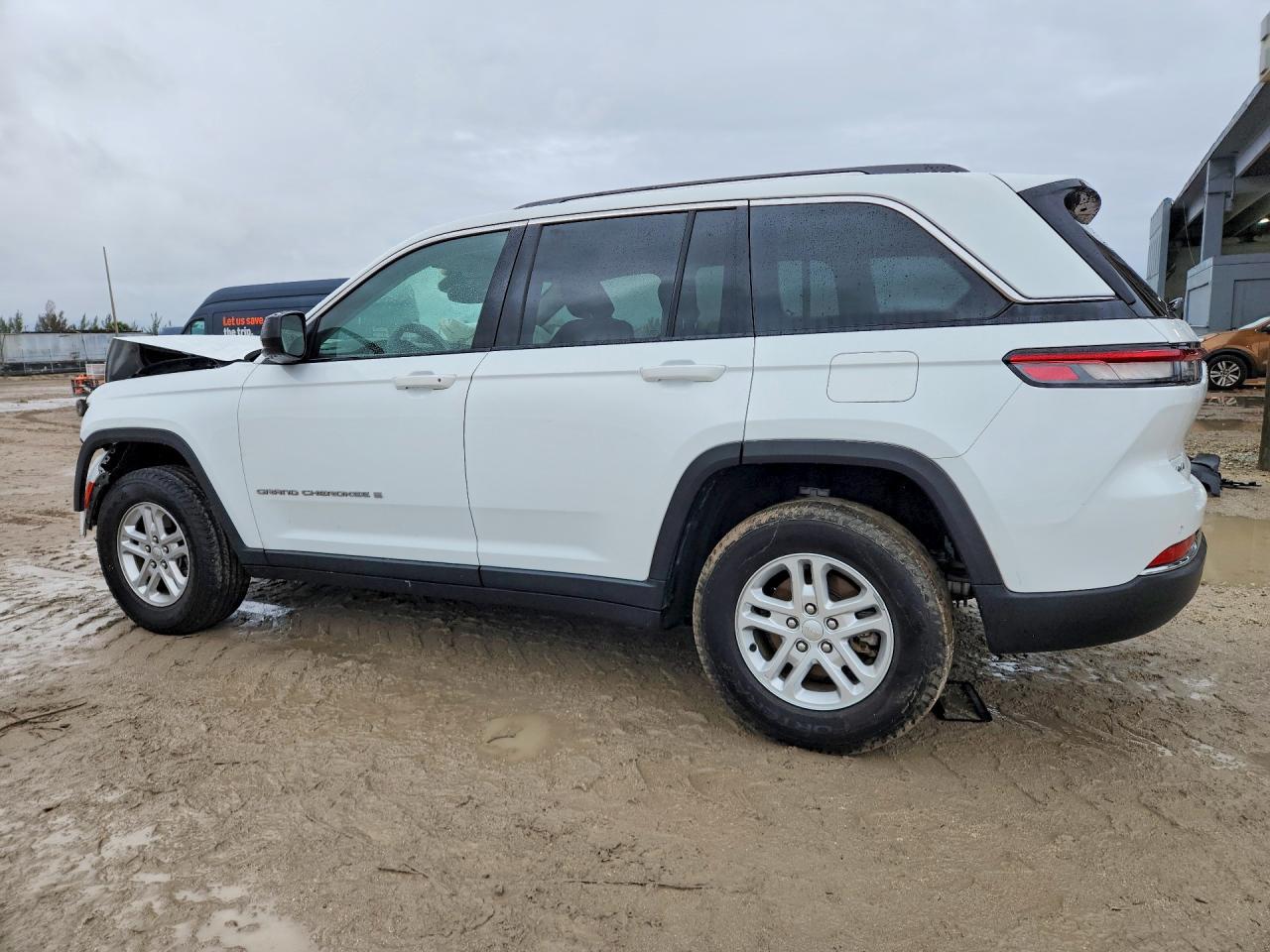 2022 Jeep Grand Cherokee Laredo - Image 2
