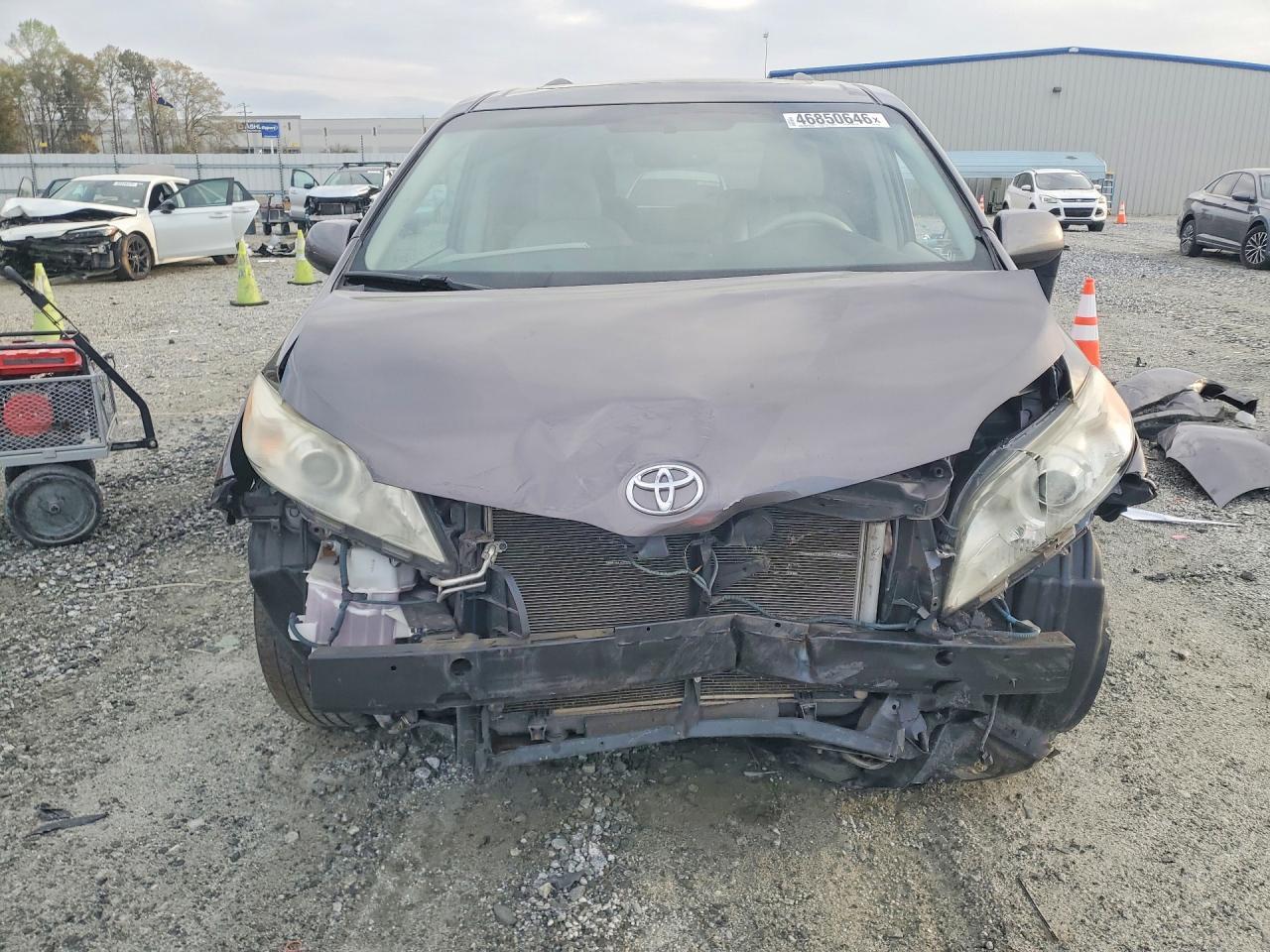 2012 Toyota Sienna Xle 8-Passenger - Фото 5