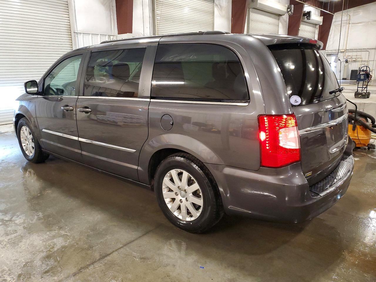 2016 Chrysler Town & Country Touring - Фото 2