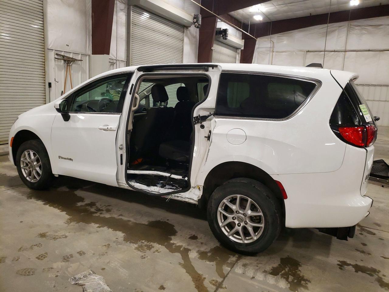 2022 Chrysler Voyager Lx - Image 2