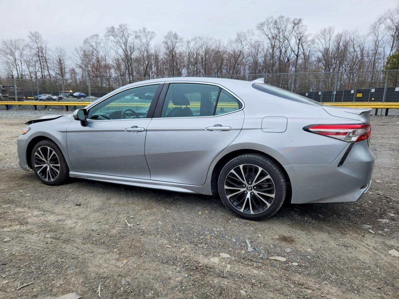 2019 Toyota Camry Se - Фото 2