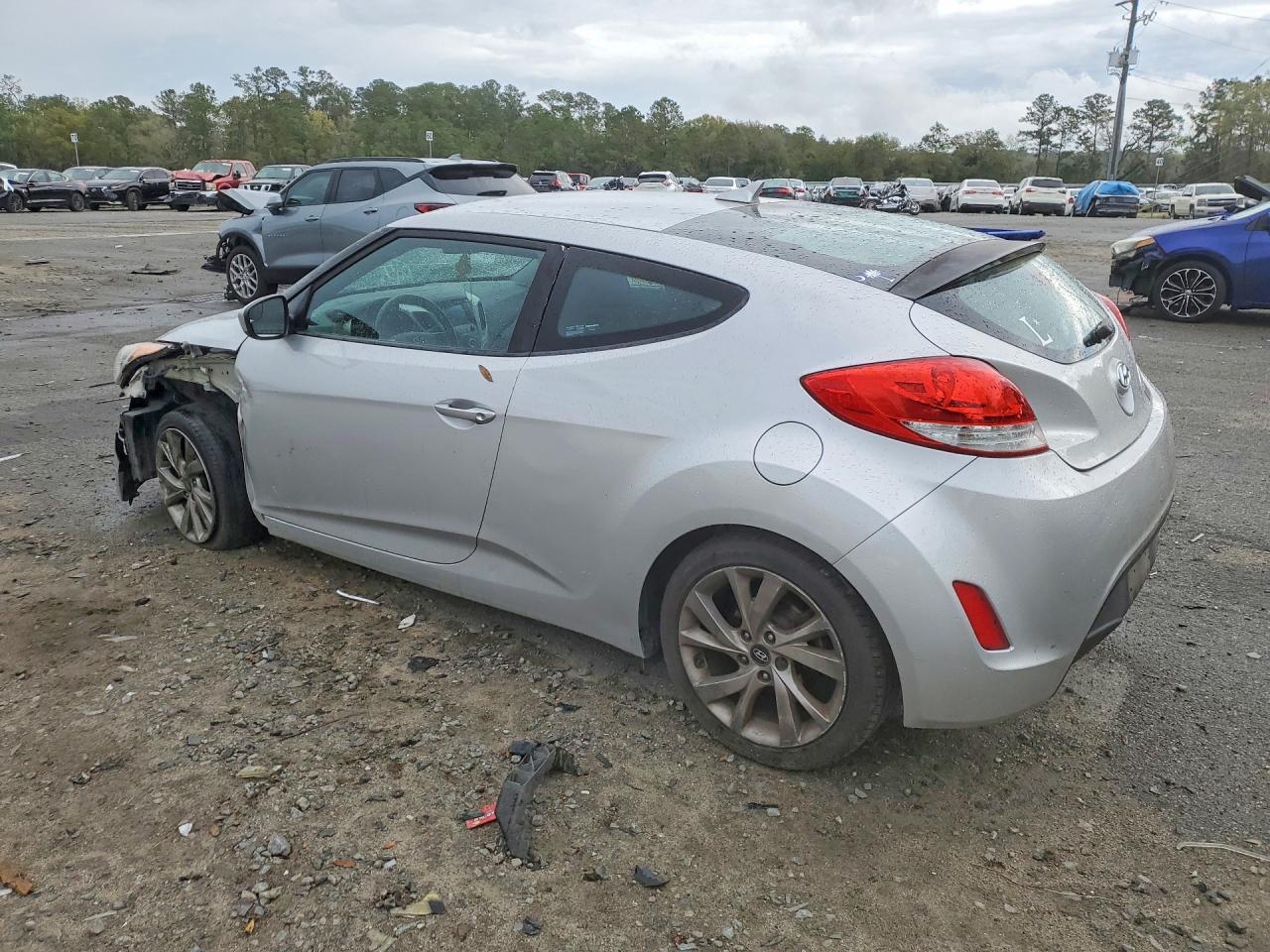 2017 Hyundai Veloster Base - Image 2