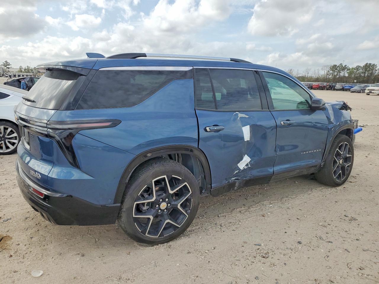 2025 Chevrolet Traverse High Country - Фото 3