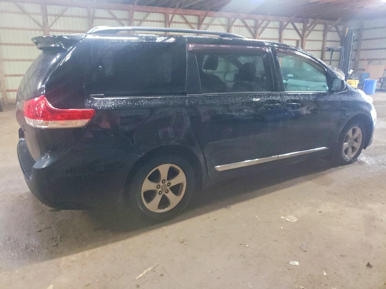 2011 Toyota Sienna Le 8-Passenger - Image 3