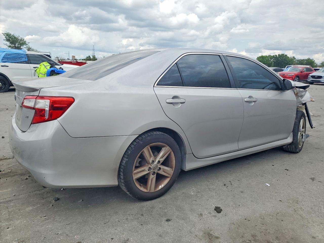 2014 Toyota Camry Se - Фото 3