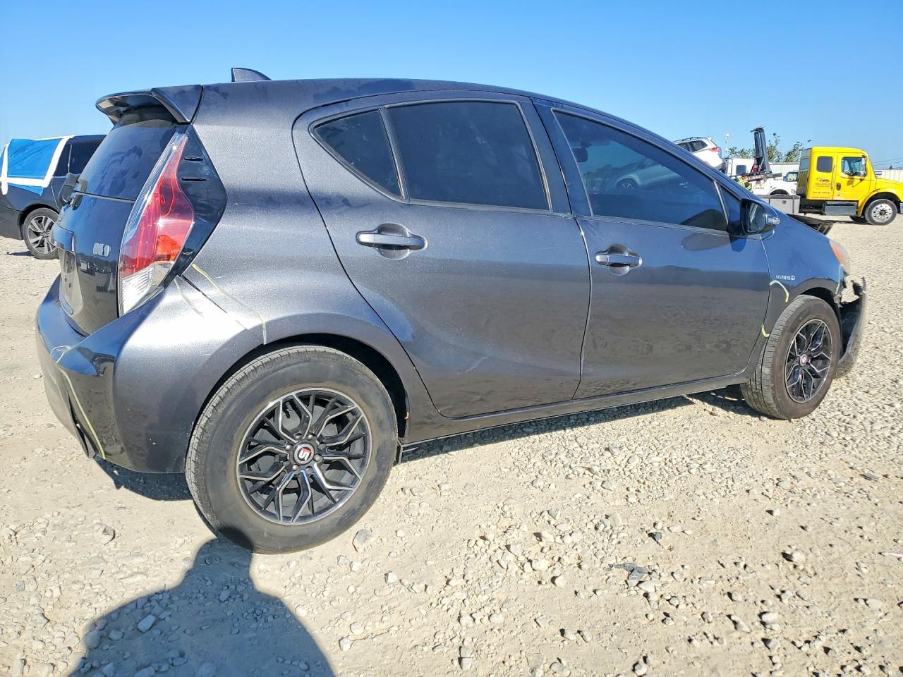 2016 Toyota Prius C Two - Фото 3