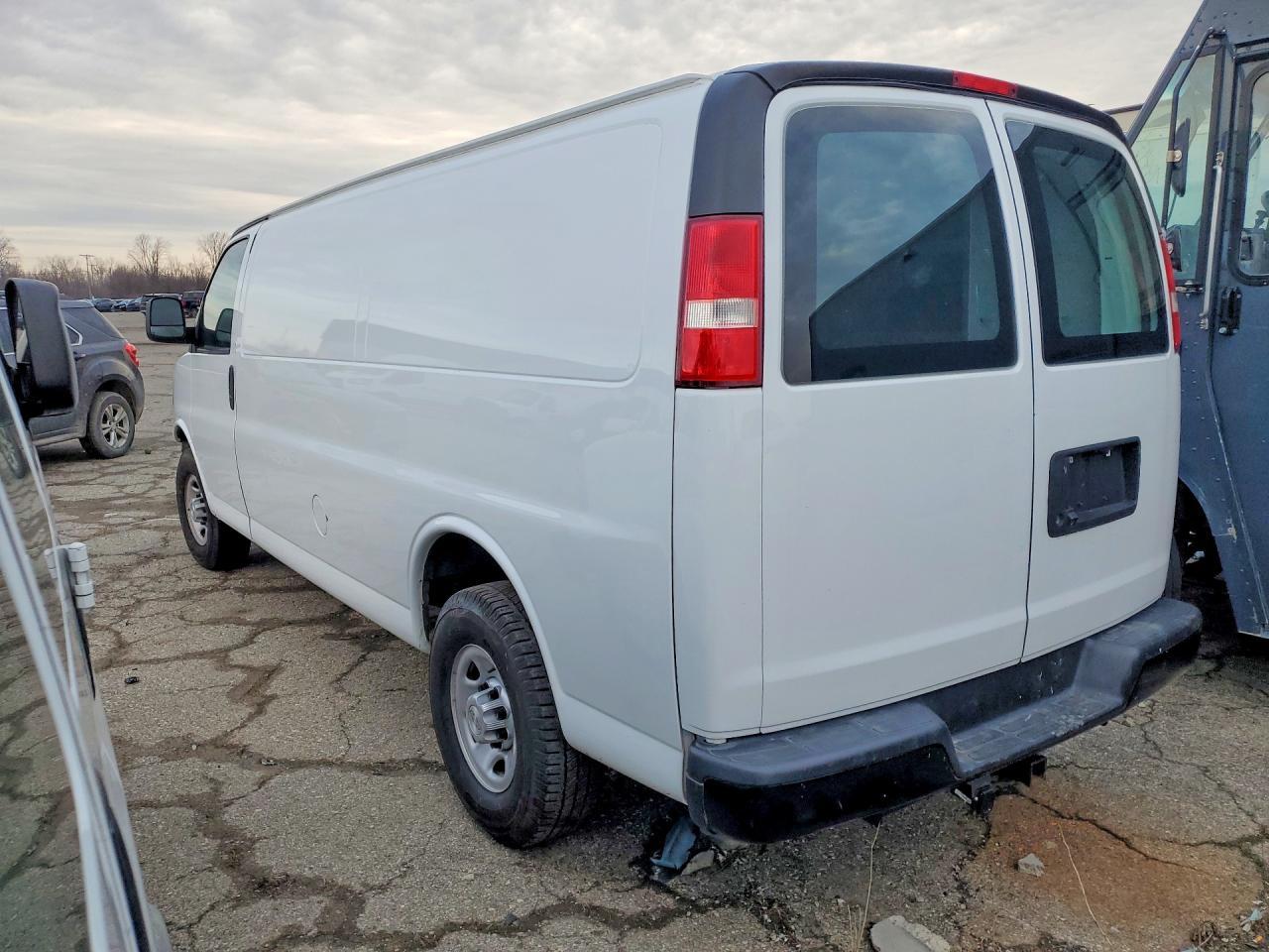 2018 Chevrolet Express G2500 Utility / Service Van - Фото 2