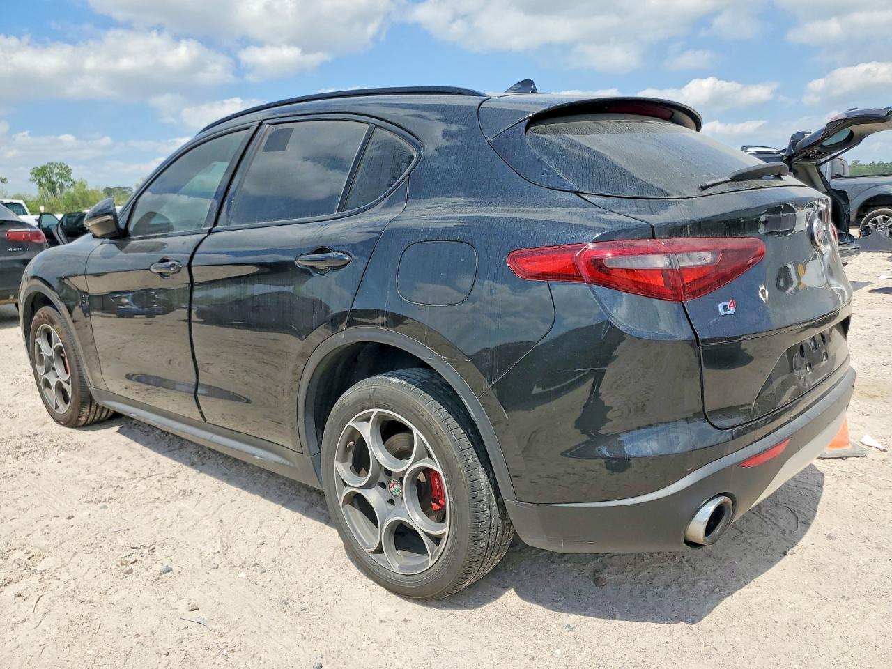 2018 Alfa Romeo Stelvio Ti Sport - Image 2