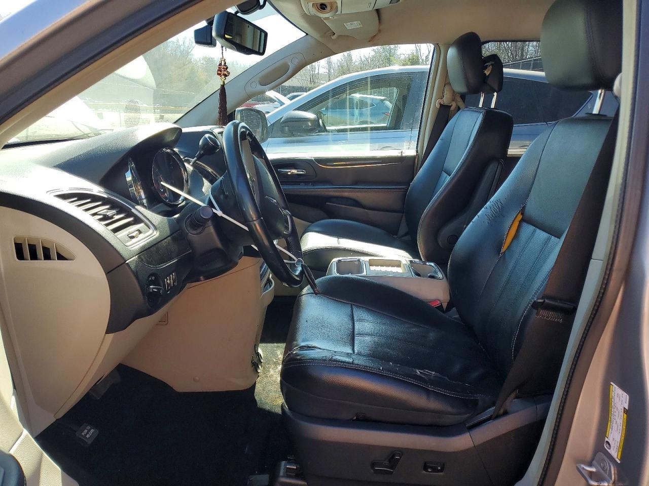2014 Chrysler Town & Country Touring L - Image 7