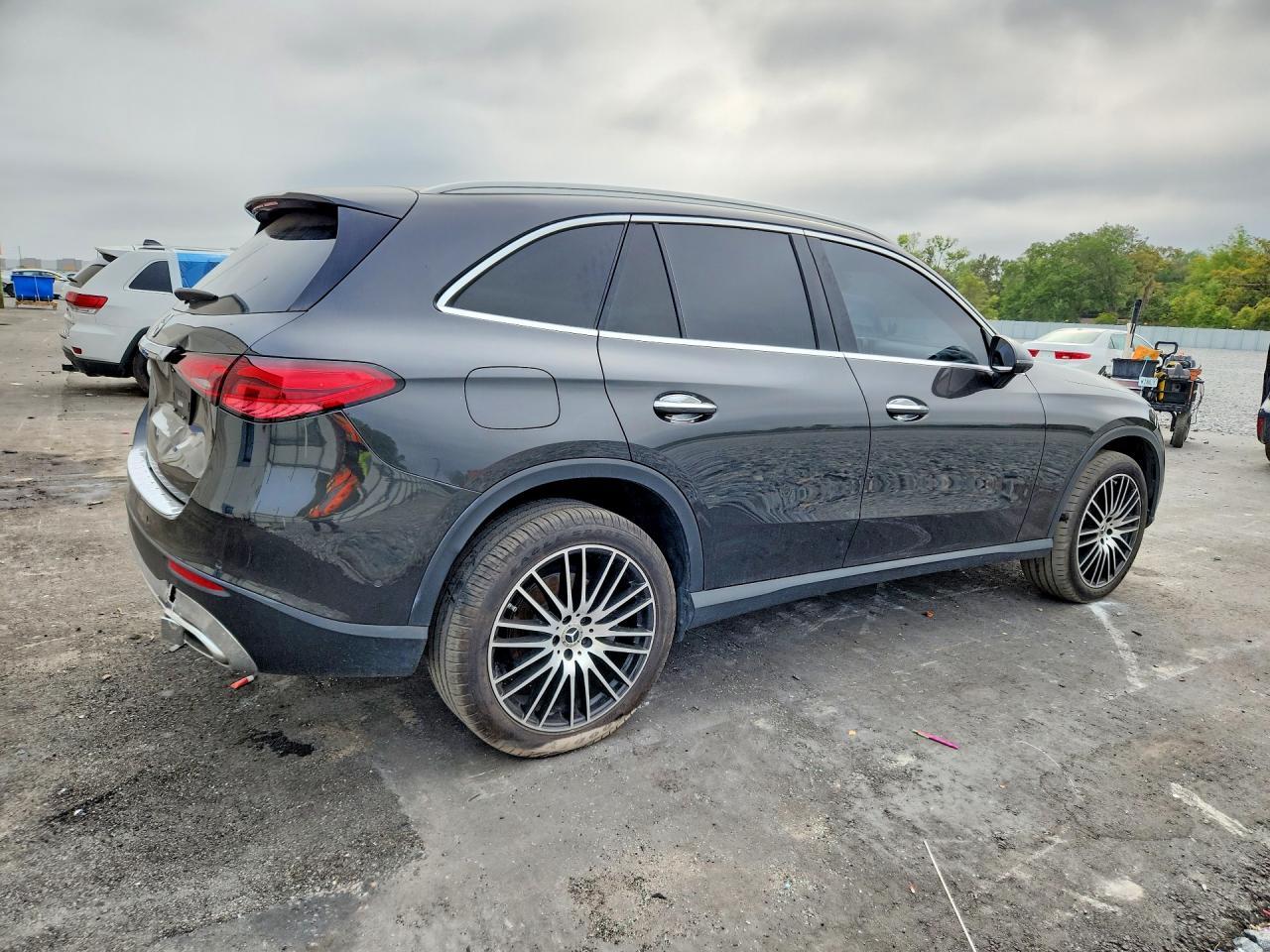 2023 Mercedes-Benz Glc 300 - Image 3