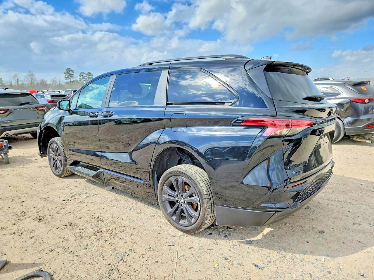 2025 Toyota Sienna Xse - Фото 3