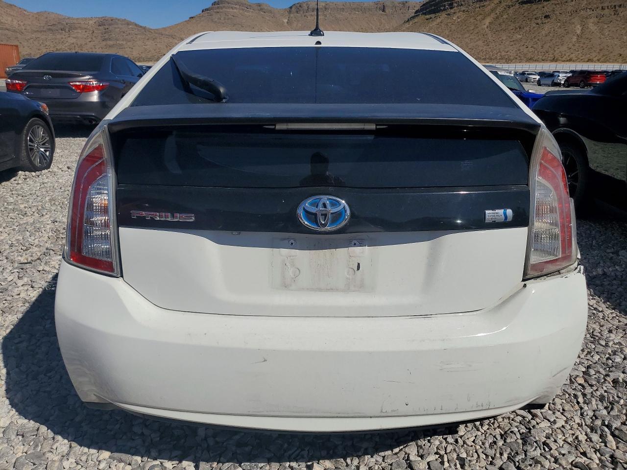 2014 Toyota Prius Three - Image 6
