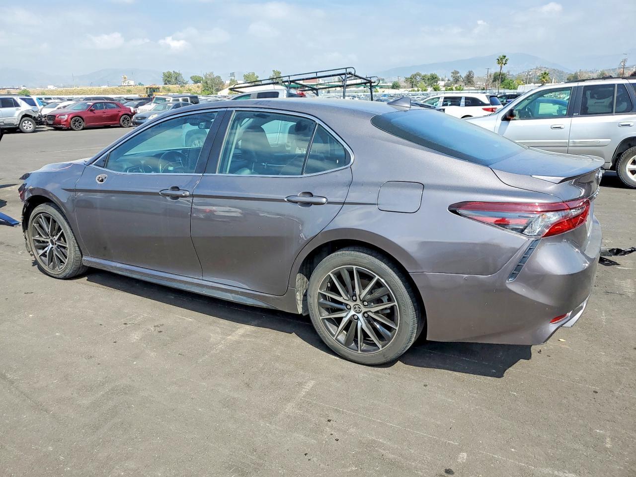 2022 Toyota Camry Se - Фото 2