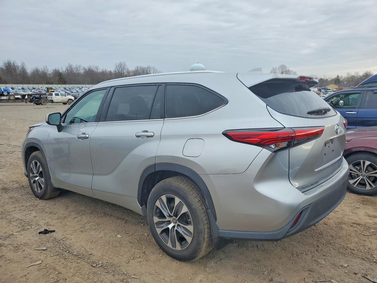 2021 Toyota Highlander Xle - Image 2