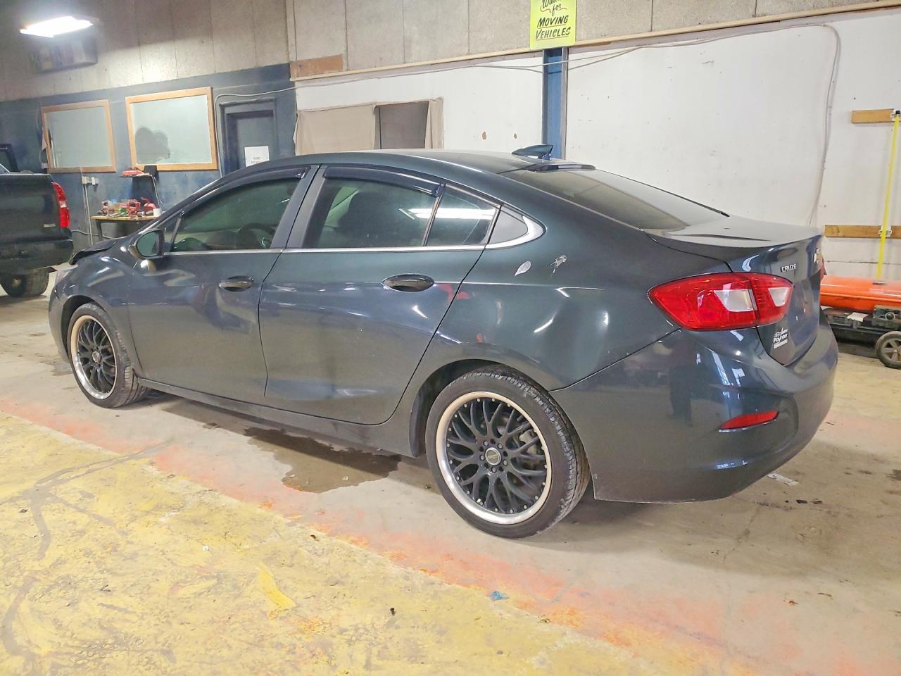 2018 Chevrolet Cruze Lt - Image 2