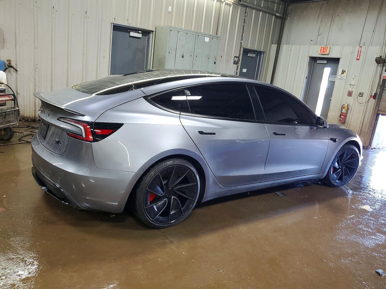 2026 Tesla Model 3 - Фото 3