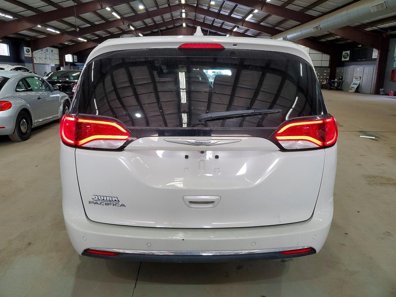 2017 Chrysler Pacifica Touring L - Фото 6