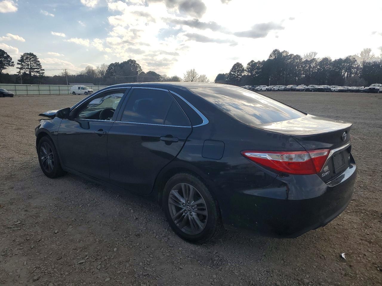 2017 Toyota Camry Se - Фото 2