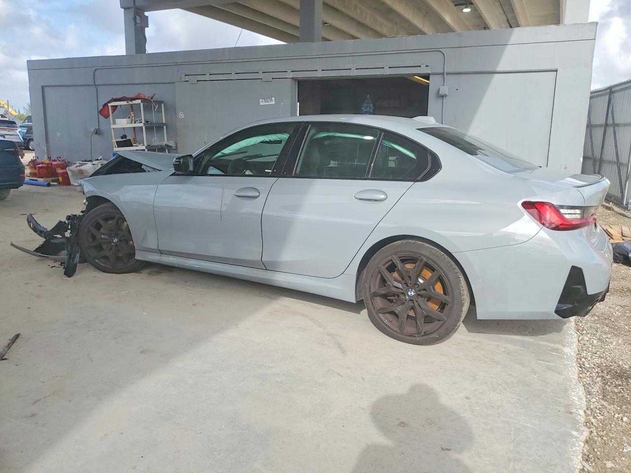 2025 BMW 330I - Фото 2