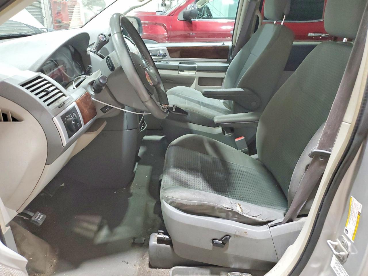 2010 Chrysler Town & Country Touring - Фото 7