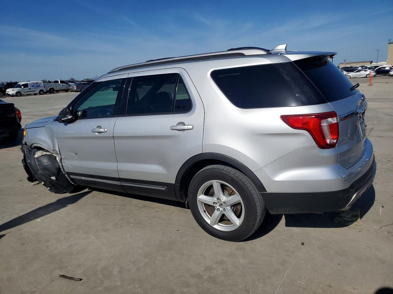 2016 Ford Explorer Xlt - Фото 2