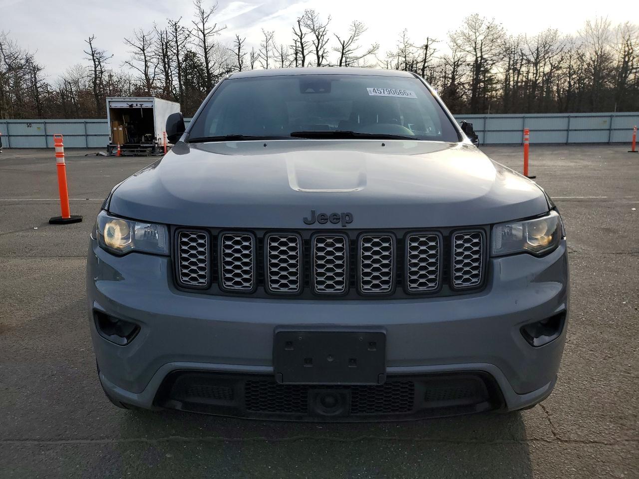 2020 Jeep Grand Cherokee Laredo - Image 5