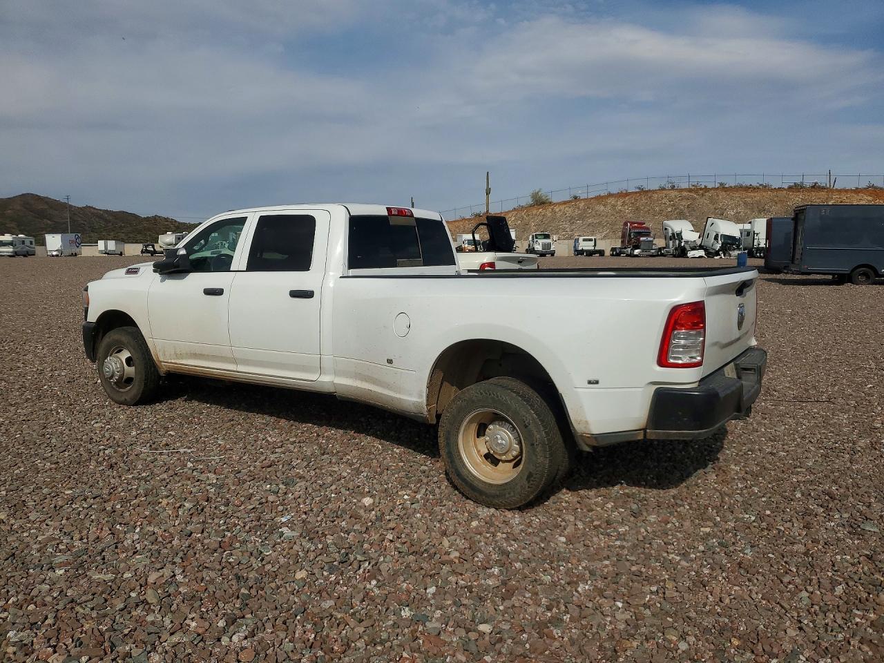 2022 Ram 3500 Tradesman - Фото 2