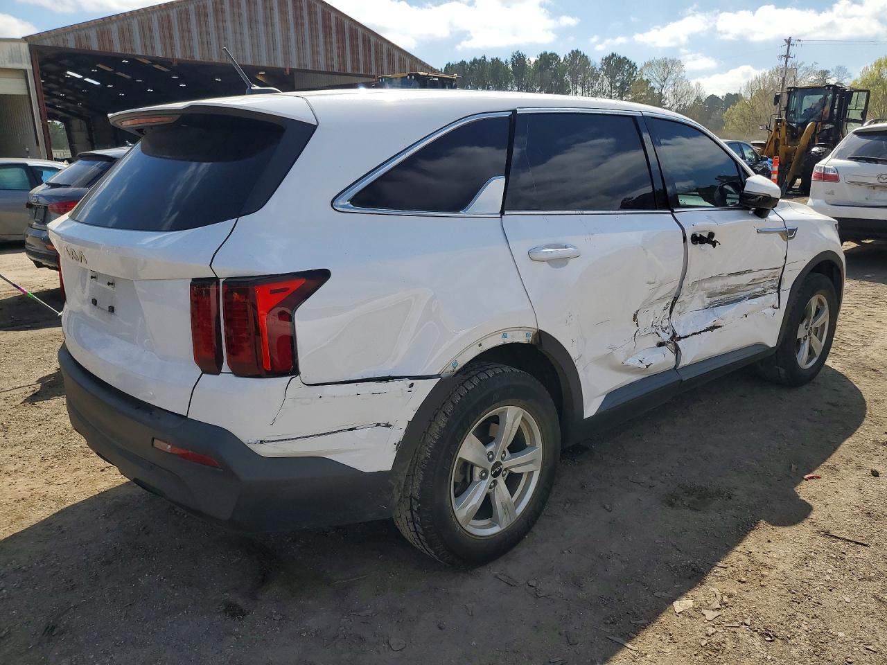 2023 Kia Sorento Lx - Image 3