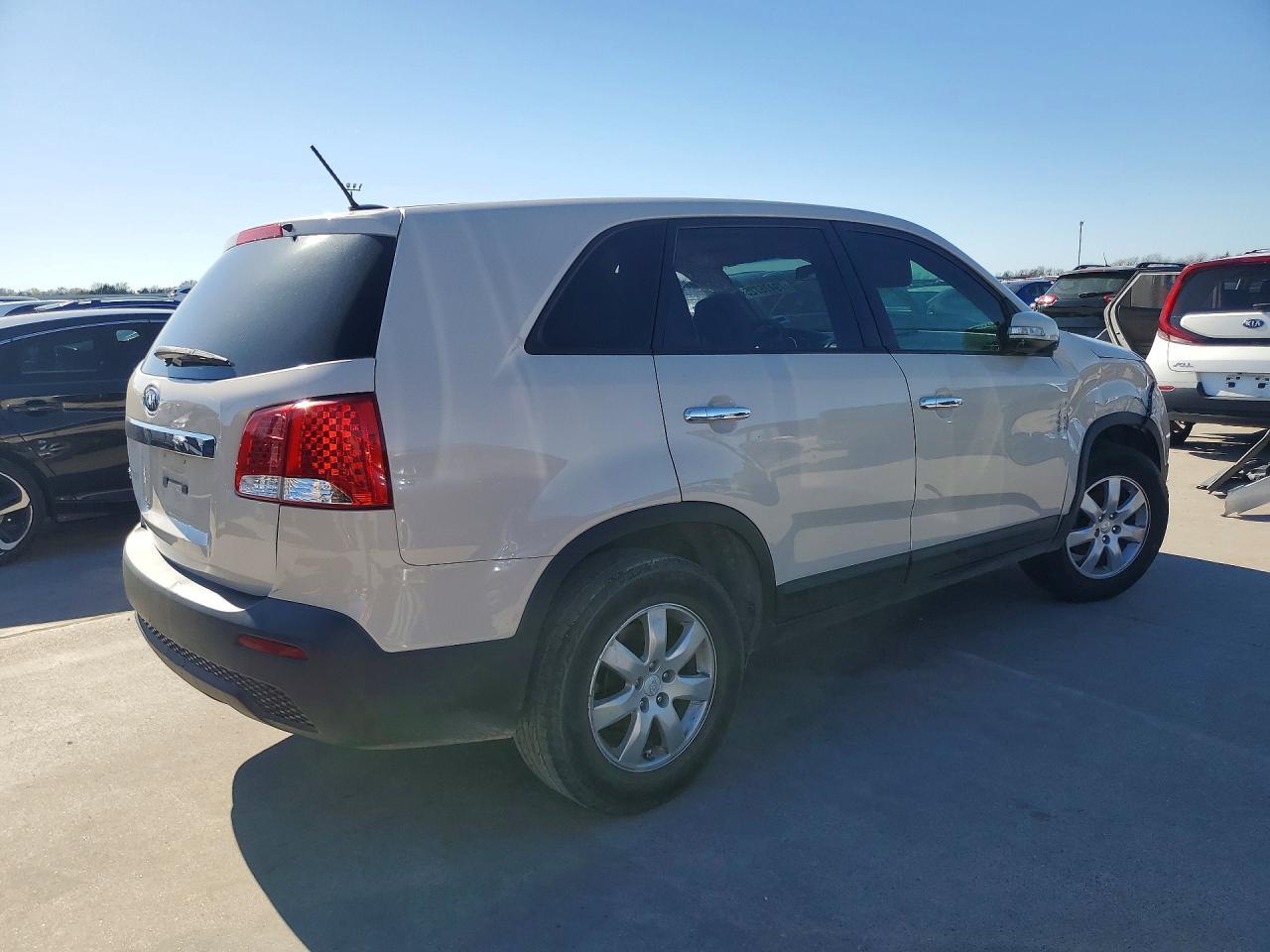 2011 Kia Sorento Lx - Image 3