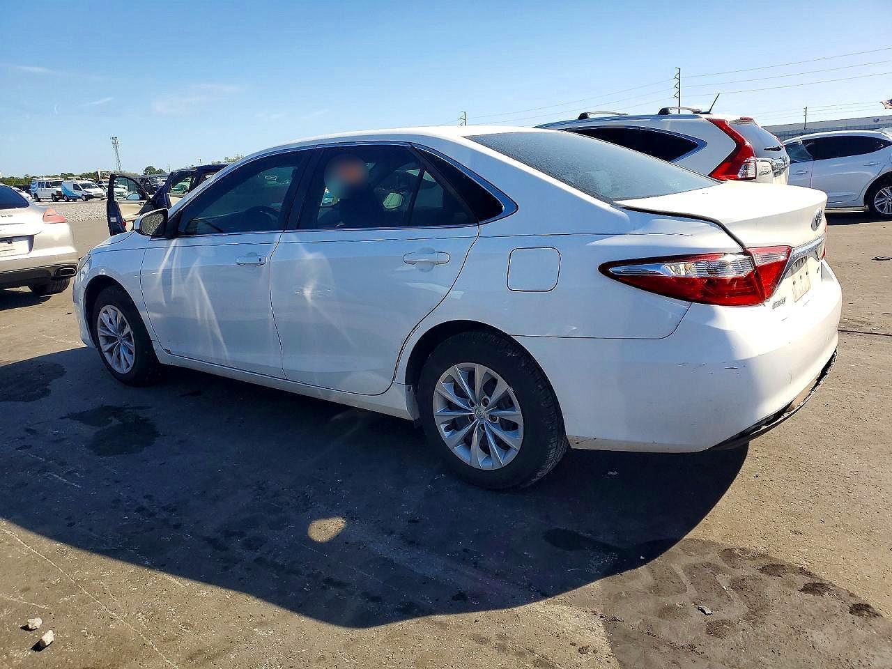 2016 Toyota Camry Le - Фото 2