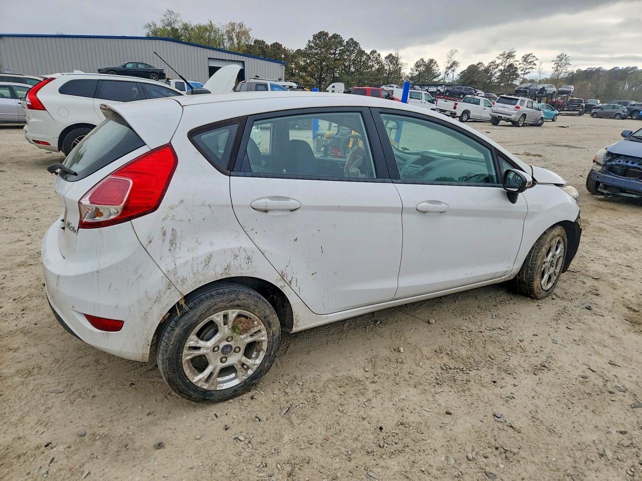 2016 Ford Fiesta Se - Фото 3
