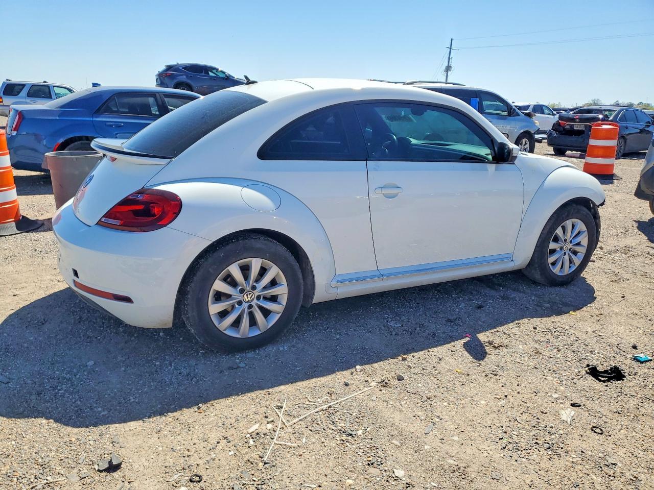 2019 Volkswagen Beetle - Image 3