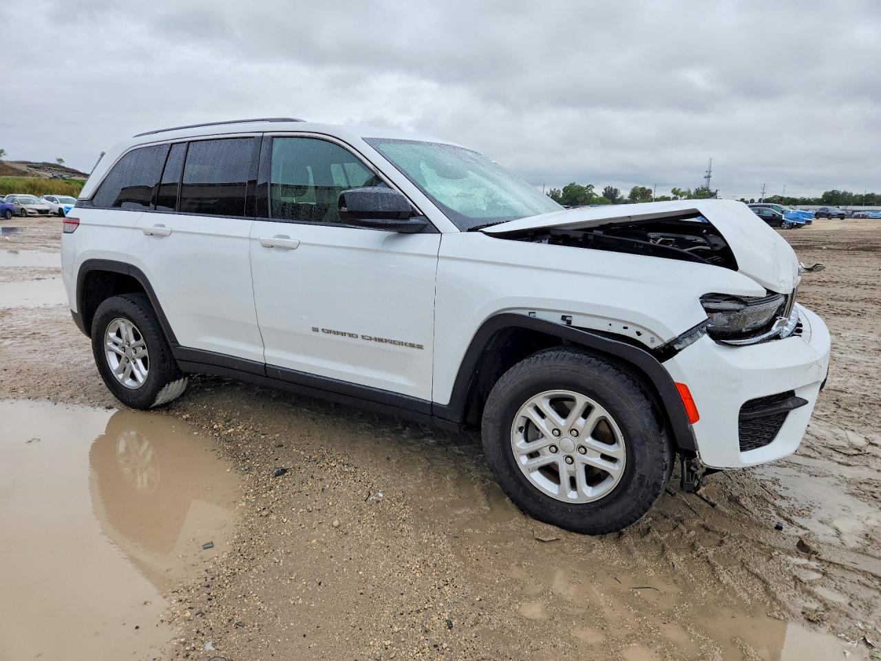 2022 Jeep Grand Cherokee Laredo - Image 4