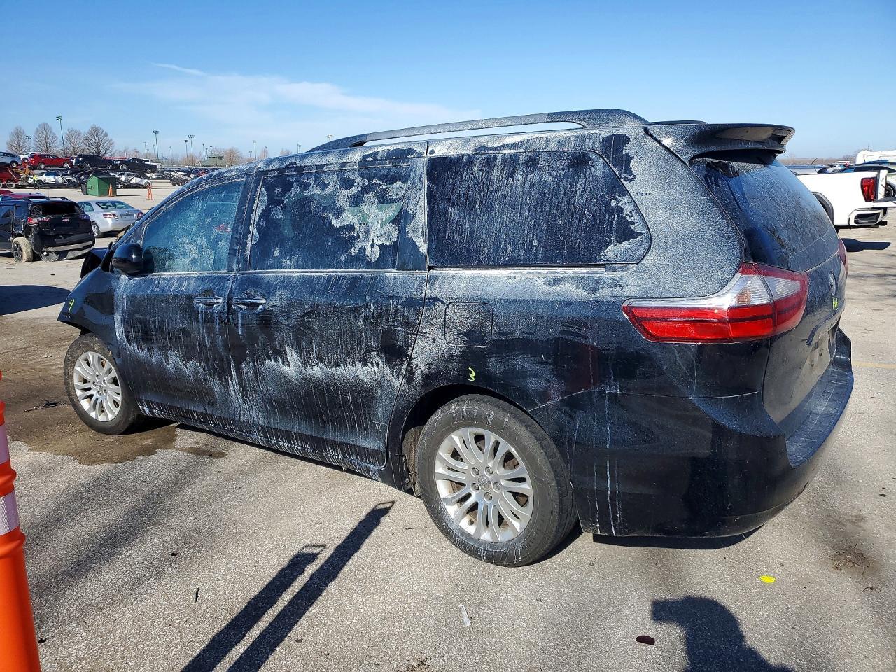 2016 Toyota Sienna Xle 8-Passenger - Image 2