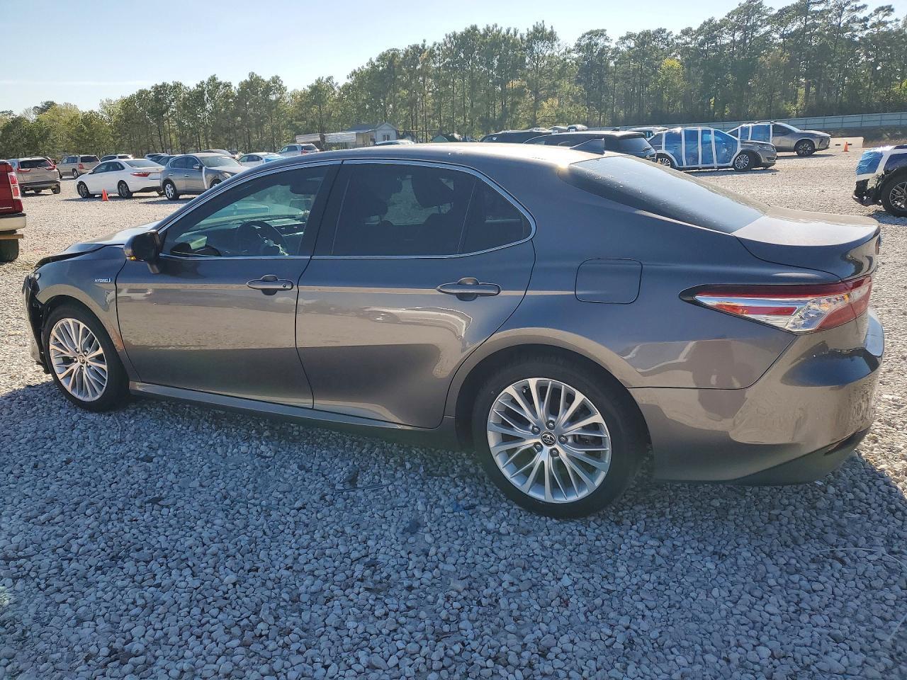 2020 Toyota Camry Hybrid Xle - Фото 2