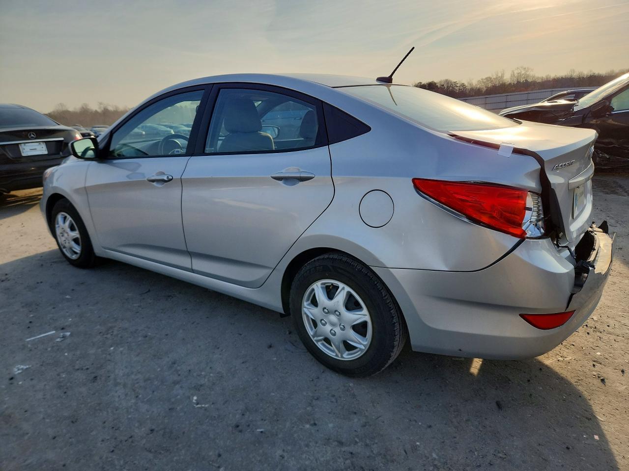 2013 Hyundai Accent Gls - Фото 2