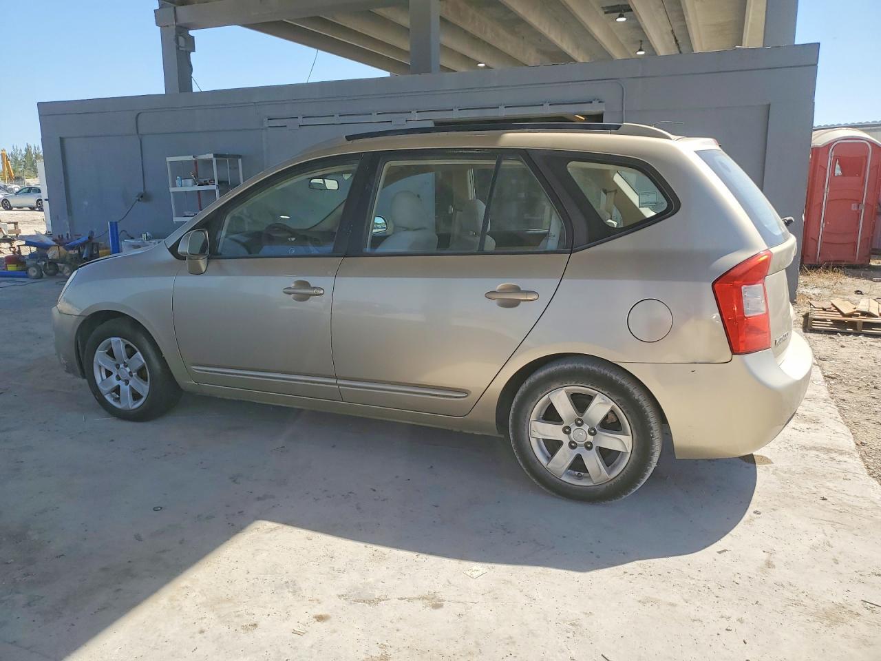 2007 Kia Rondo Lx - Image 2