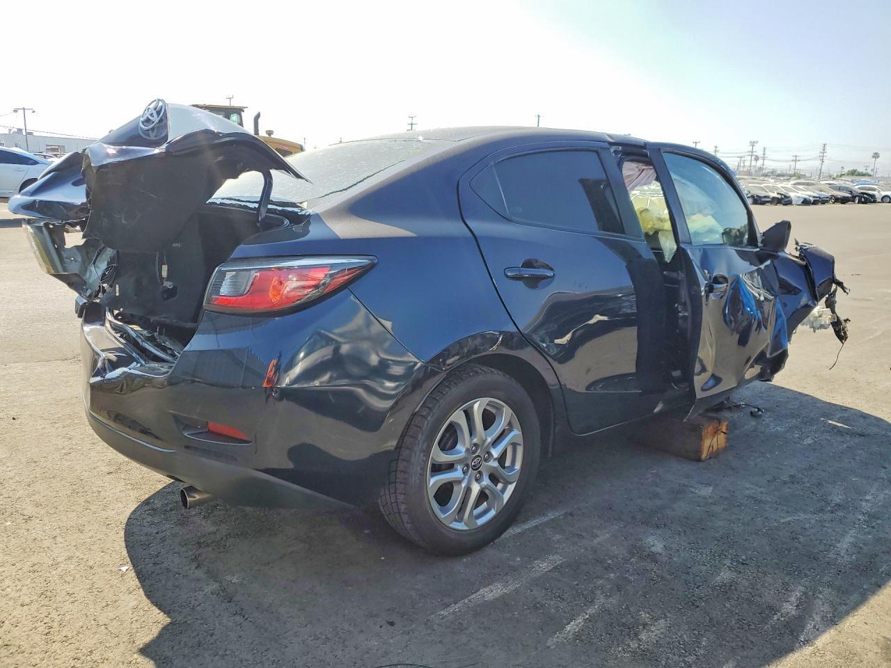 2018 Toyota Yaris Ia Base - Фото 3