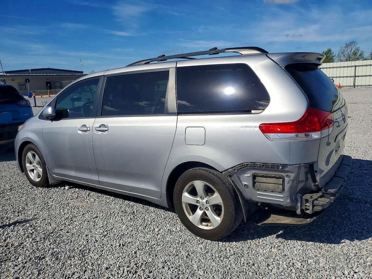 2013 Toyota Sienna Le 8-Passenger - Фото 2